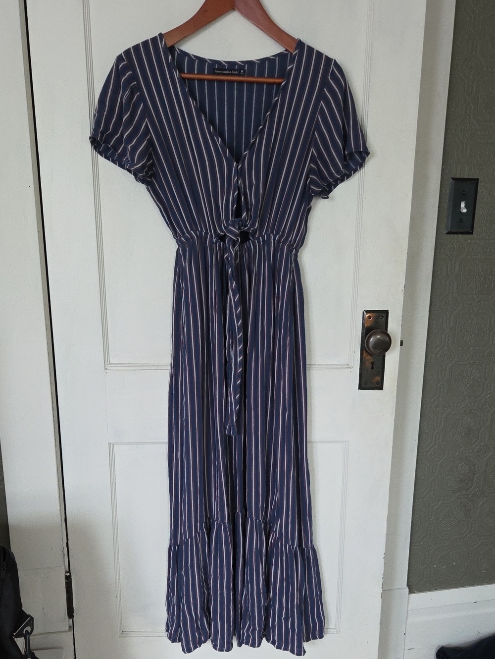 Flowy Abercrombie & Fitch Maxi Dress with Front Tie